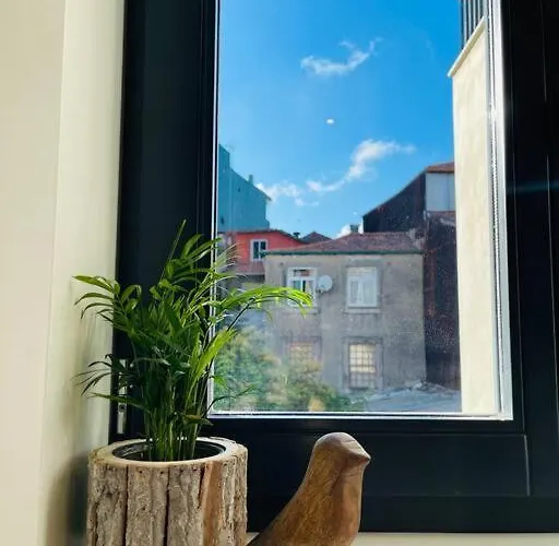 With Balcony In The Center Of Πόρτο