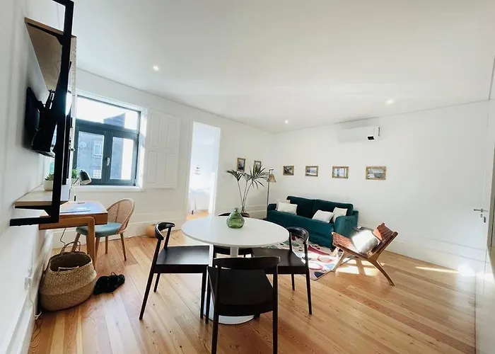 With Balcony In The Center Of * Πόρτο