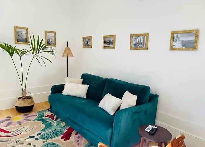 With Balcony In The Center Of * Πόρτο