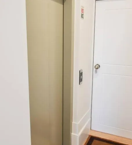 With Balcony In The Center Of Πόρτο